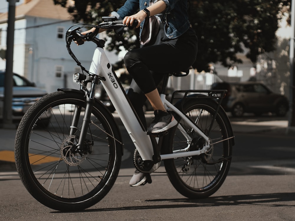 Modernes E-Bike auf der Straße