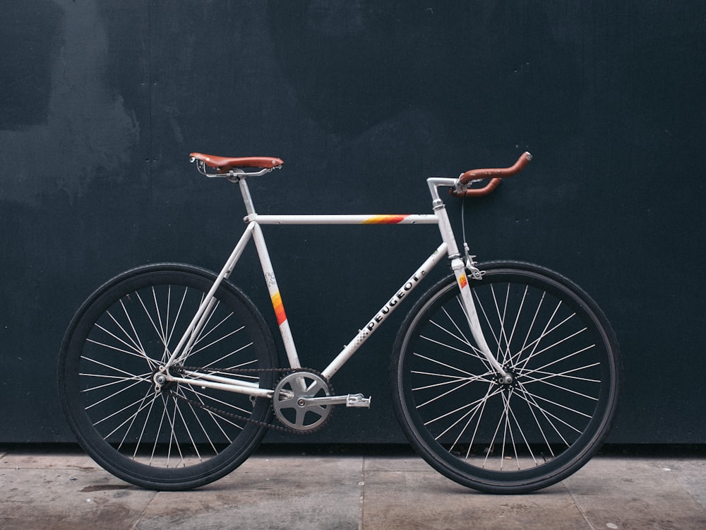 Klassisches Fahrrad an einer Wand
